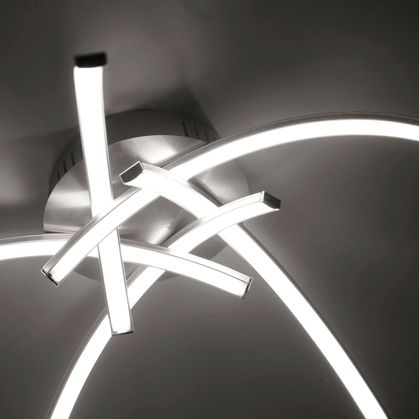 LED-Deckenleuchte Valerie: Runde, flache Deckenleuchte mit silberfarbenem Rand. Das Licht scheint diffus durch eine weiße Abdeckung.