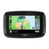 Motorrad-Navi mit Touchscreen im Querformat, montiert an einem Motorradlenker, mit Kartendarstellung auf dem Display. Der Hintergrund zeigt eine Landschaft.