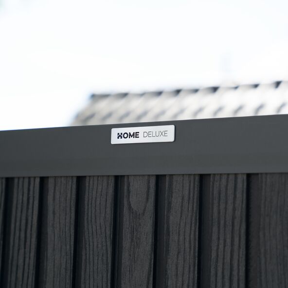 WPC-Sichtschutzzaun CALLADO Premium, bestehend aus vier grauen Elementen und sechs Pfosten, montiert, mit sichtbarer Holzmaserung und einer Höhe von 185 cm.