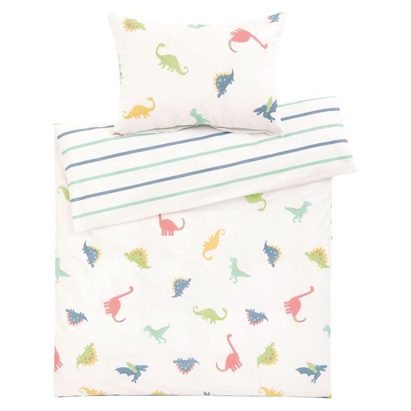 Bettwäsche-Set Dino aus Perkal für Kleinkinder mit Dinosaurier-Motiven in Grün-, Blau- und Gelbtönen auf weißem Grund, bestehend aus Kissen- und Deckenbezug.
