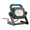 LED Arbeitsstrahler: Quadratischer, schwarzer Strahler mit Kühlrippen, Front mit LED-Panel, mittig angebrachtes Herstellerlogo. Befestigungsbügel ermöglicht flexible Ausrichtung.
