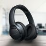 Deskriptive: Schwarzer Over-Ear Bluetooth-Kopfhörer mit weichen Ohrpolstern und verstellbarem Kopfbügel, vor neutralem Hintergrund, Produktfokus auf Komfort und Klangqualität.
