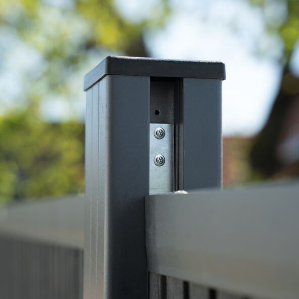 Detailansicht eines CALLADO Premium Zaunpfostens, ideal für stilvolle Gartenzäune.