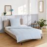 Set von blauer Bettwäsche ausgebreitet auf einem Bett.