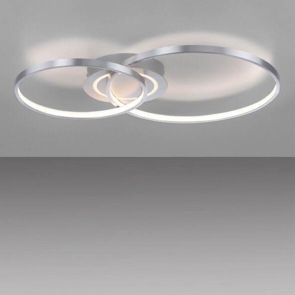 Alufarbene, runde LED-Deckenleuchte ASMINA mit zentralem, flächigem Leuchtelement. Das Design ist schlicht und modern.