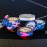Pokerkoffer NO LIMIT geöffnet: Chips in verschiedenen Farben und Wertigkeiten, Spielkarten, Würfel und Dealer-Button sichtbar.