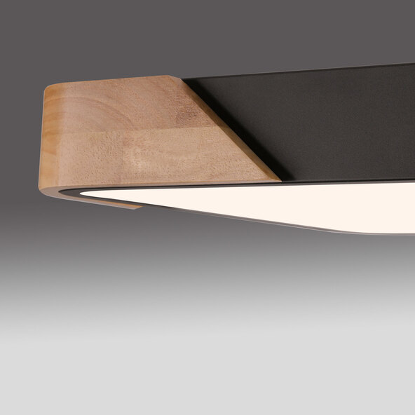 Schwarze, quadratische LED-Deckenleuchte BILA mit abgerundeten Ecken. Die Leuchtfläche ist eben und hell erleuchtet. Die Deckenleuchte ist mittig im Bild platziert.