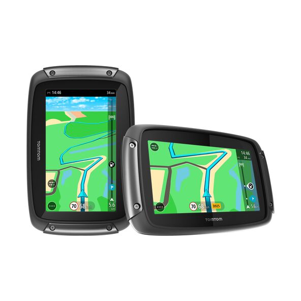 Motorrad-Navigationsgerät Rider mit großem Display auf einer Motorradhalterung, vor einer unscharfen Landschaft. Das Gerät ist eingeschaltet und zeigt eine Kartenansicht.
