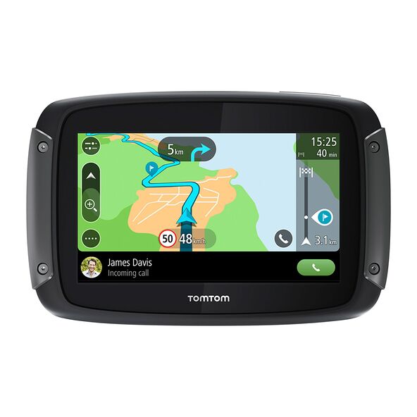 Motorrad-Navi mit Touchscreen im Querformat, montiert an einem Motorradlenker, mit Kartendarstellung auf dem Display. Der Hintergrund zeigt eine Landschaft.