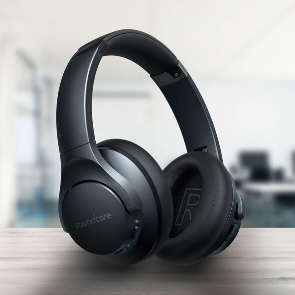 Deskriptive: Schwarzer Over-Ear Bluetooth-Kopfhörer mit weichen Ohrpolstern und verstellbarem Kopfbügel, vor neutralem Hintergrund, Produktfokus auf Komfort und Klangqualität.
