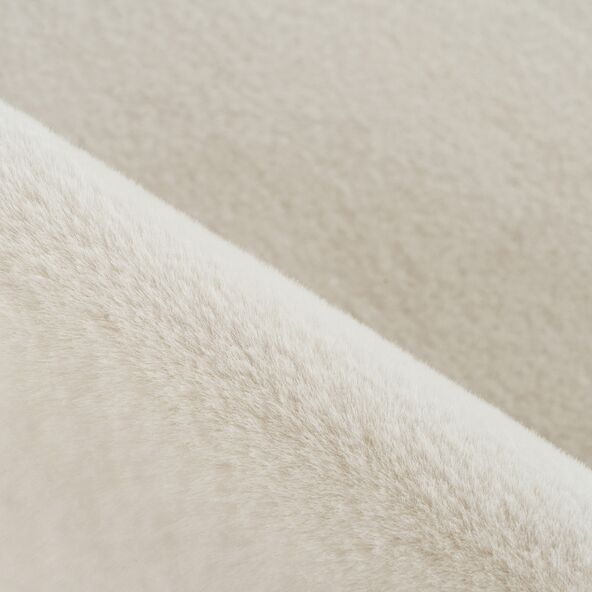 Weißer, rechteckiger Teppich Rabbit, bestehend aus weichem, langflorigem Material. Das Produkt ist auf einem hellen Hintergrund fotografiert und füllt das Bild.