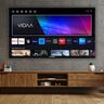 Schwarzer HD Ready Fernseher, 80 cm Bildschirmdiagonale. Das Gerät steht auf zwei schmalen, seitlichen Standfüßen. Auf dem Bildschirm ist ein farbenfrohes Landschaftsbild zu sehen.