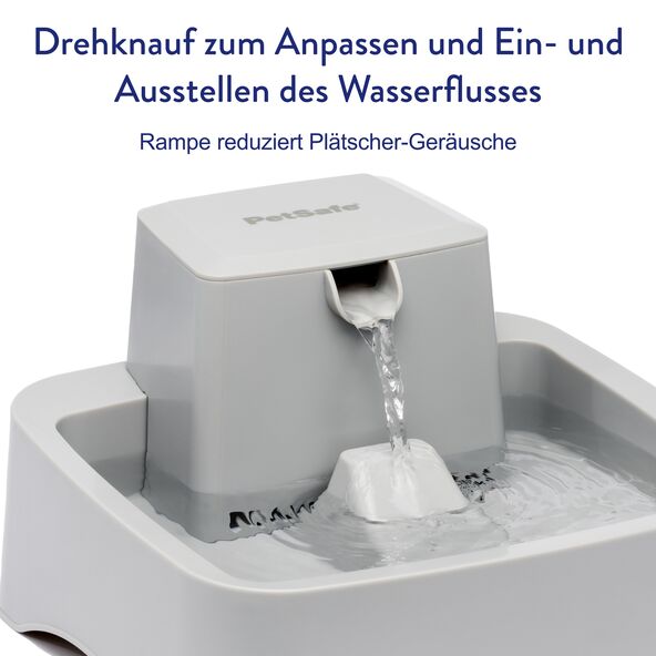 Weißer, runder Trinkbrunnen mit blauer Rampe. Das Wasser fließt aus einem Turm in eine flache Schale. Geeignet für Hunde und Katzen.
