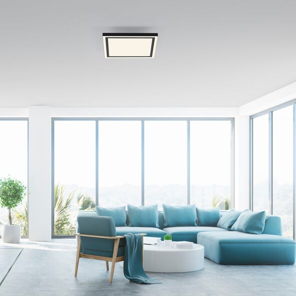 Quadratische LED-Deckenleuchte Edging Smart, bestehend aus einem weißen Rahmen mit eingelassenem, leuchtendem Rechteck. Das Lichtfeld ist gleichmäßig ausgeleuchtet.