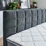 Anthrazitfarbenes Boxspringbett Premium, bestehend aus Matratze, Topper und Unterbau. Das Bett steht auf dunklen Füßen und hat ein gepolstertes Kopfteil.