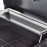Elektrogrill eCrave auf einer Terrasse, mit Grillgut belegt. Im Hintergrund sind Pflanzen und eine Hauswand erkennbar.