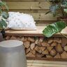 Holzlagerbank Tyr aus Holz mit integriertem Stauraum, ideal für die Lagerung von Holzscheiten und als Sitzgelegenheit im Außenbereich.