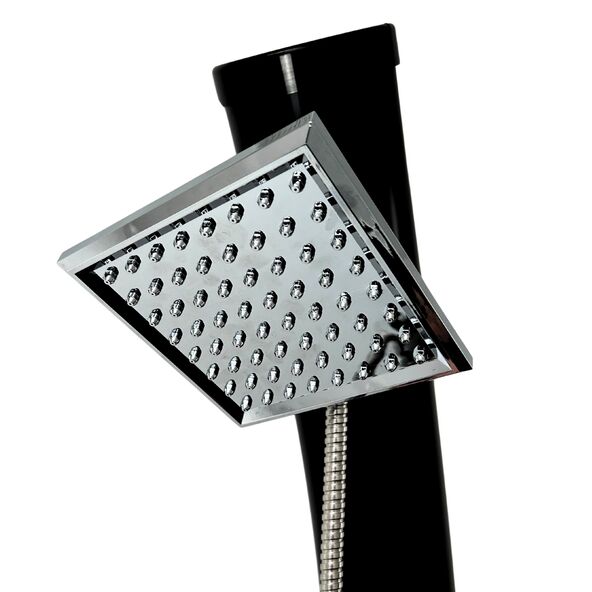 Hochstehende Solardusche mit einem großen, eckigen Duschkopf