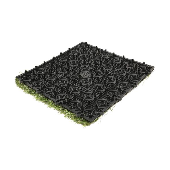 Realistisch wirkende, quadratische Kunstrasenfliese mit dichtem, grünem Flor. Nahtlose Verlegung durch Klicksystem simuliert eine Rasenfläche im Außenbereich.