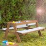 Outdoor Kindersitzgruppe Play aus Teakholz für vier Kinder, bestehend aus einem Tisch und vier Hockern, präsentiert auf einer Terrasse.

