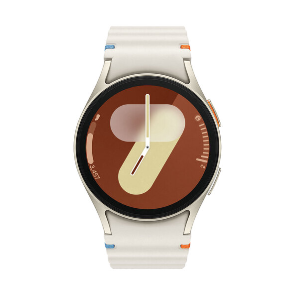 Beige Galaxy Watch mit rundem Display und schmalem, hellem Armband auf neutralem Hintergrund. Das Display zeigt eine digitale Uhranzeige.
