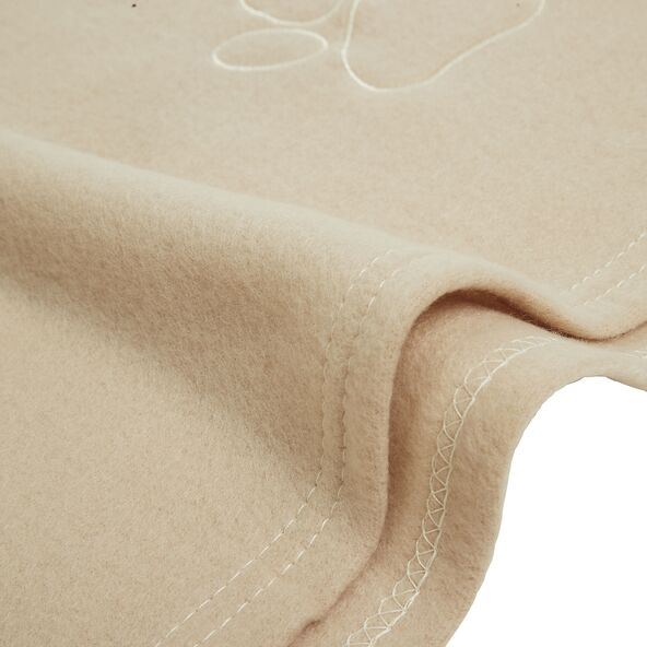 "Beige Fleece-Heimtierdecke mit aufgestickten Pfotenmustern. Die Decke liegt flach und füllt das Bildformat.
"