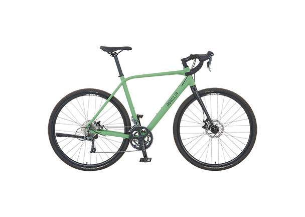 Resedagrünfarbenes Gravel Bike GravelerFit mit schwarzem Sattel und Lenker, stehend auf unbefestigtem Untergrund. Fokus liegt auf dem Fahrradrahmen und den Reifen.