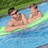 Großer, runder Frame Pool mit Stahlrahmen und blauer Innenfolie im Garten, teilweise mit Schnee bedeckt, inklusive Leiter und Filterpumpe.