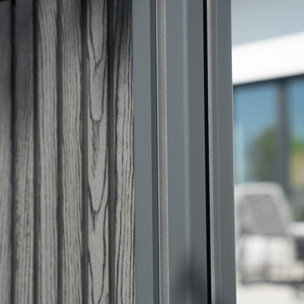 Detailansicht eines eines CALLADO Premium Zaunpfostens, ideal für stilvolle Gartenzäune.