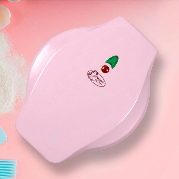 Pinkfarbener Mini Cookie Maker mit Keksförmchen und Antihaftbeschichtung, vor hellem Hintergrund. Ideal zum einfachen Zubereiten kleiner Kekse.