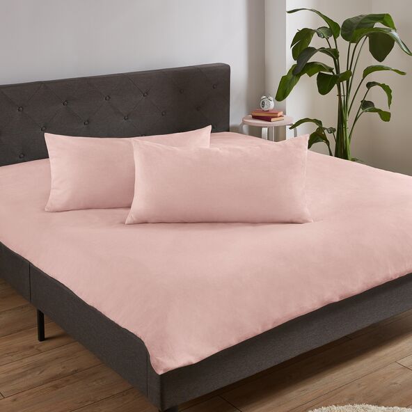 Zwei rosa Kissenbezüge aus Leinenmischgewebe, Format 40x80 cm, einfarbig und glatt, liegen nebeneinander auf hellem Hintergrund.