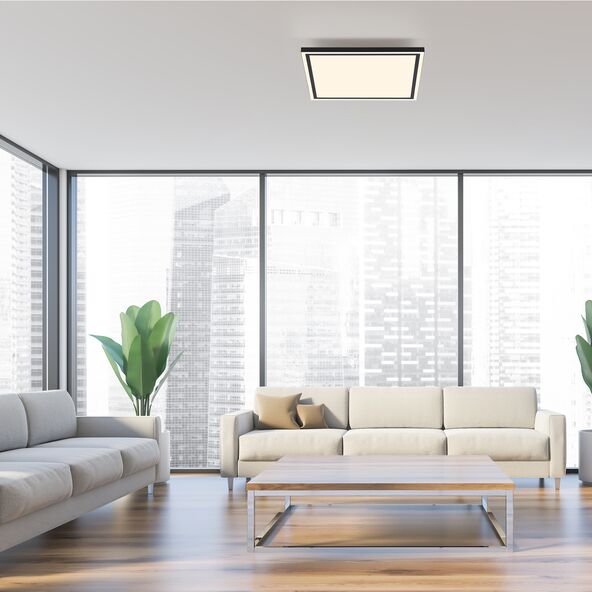 Quadratische LED-Deckenleuchte mit abgerundeten Ecken, silberfarbenem Rahmen und flächiger, homogener Ausleuchtung. Sie wirkt modern und minimalistisch.